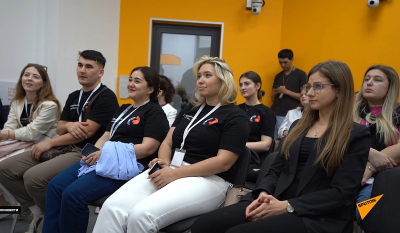 Journalists from Sputnik Kyrgyzstan met with students from three countries