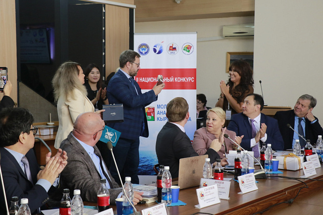 В КРСУ наградили лучших молодых аналитиков Кыргызстана и Евразии