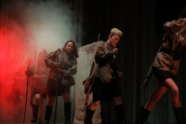 «And the dawns here are quiet»: when the audience stands up and applauds through tears