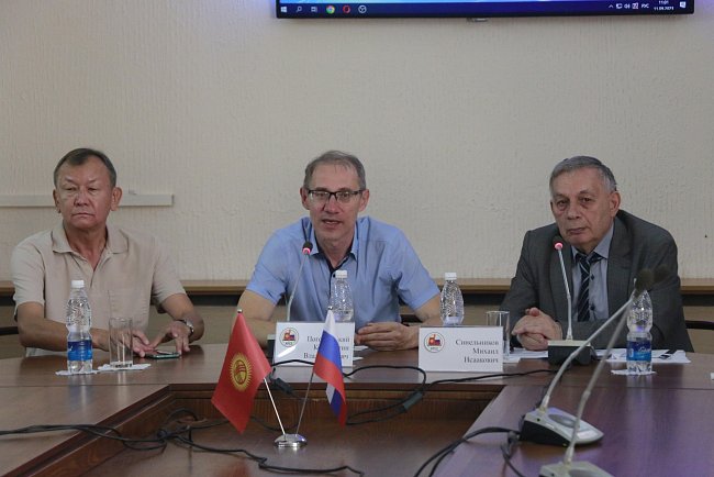With an oriental flavor: a lecture by the poet Mikhail Sinelnikov was held at KRSU