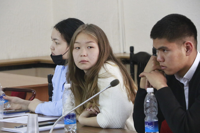 Студенты КРСУ обсудили актуальные проблемы современного мира в рамках межфакультетской конференции