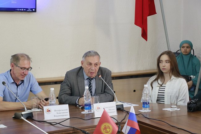 With an oriental flavor: a lecture by the poet Mikhail Sinelnikov was held at KRSU