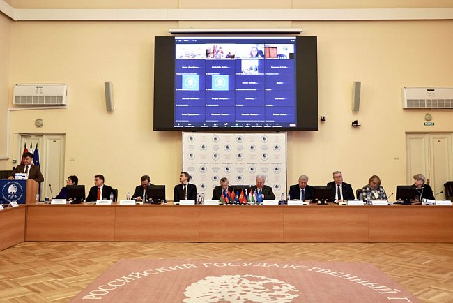 Actingrector of KRSU Denis Fomin-Nilov spoke about the role and significance of socio-humanitarian knowledge and the need for humanitarian cooperation between universities in the CIS countries