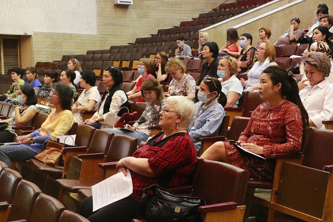 Professor Marina Pimenova gave a course for linguist teachers at KRSU