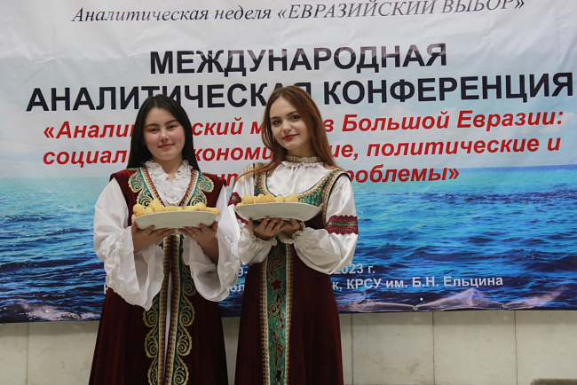 В КРСУ наградили лучших молодых аналитиков Кыргызстана и Евразии