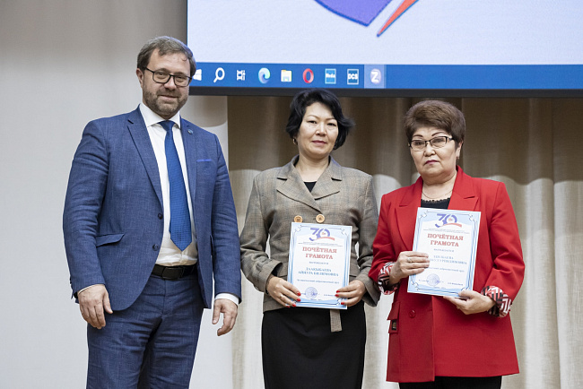 И.о. ректора наградил сотрудников КРСУ в честь 30-летия вуза