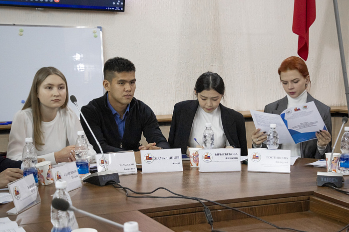 В КРСУ обсудили проблемы международного сотрудничества в многополярном мире