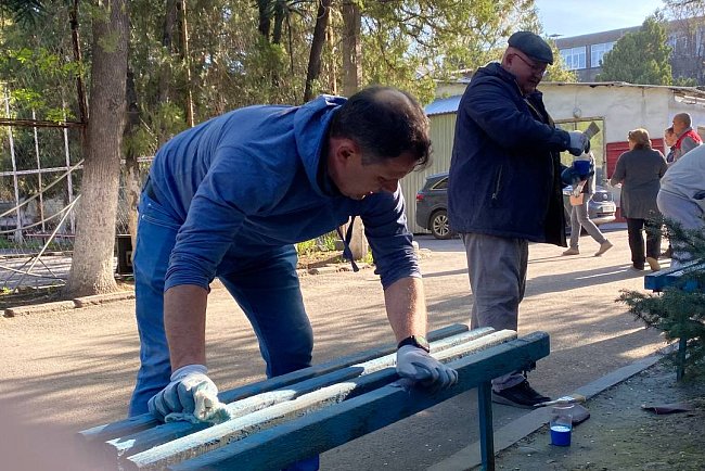 The morning at the Faculty of Natural Sciences of KRSU began with a cleanup day