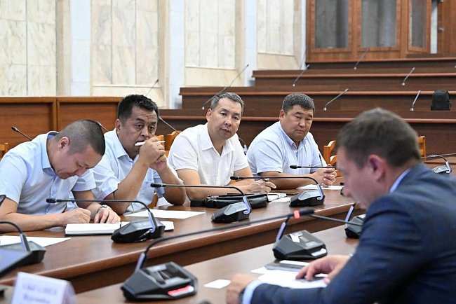 Sergei Volkov presented the progress of the reconstruction of the monument to Panfilov at a meeting in the Jogorku Kenesh