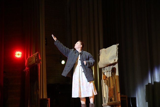 «And the dawns here are quiet»: when the audience stands up and applauds through tears