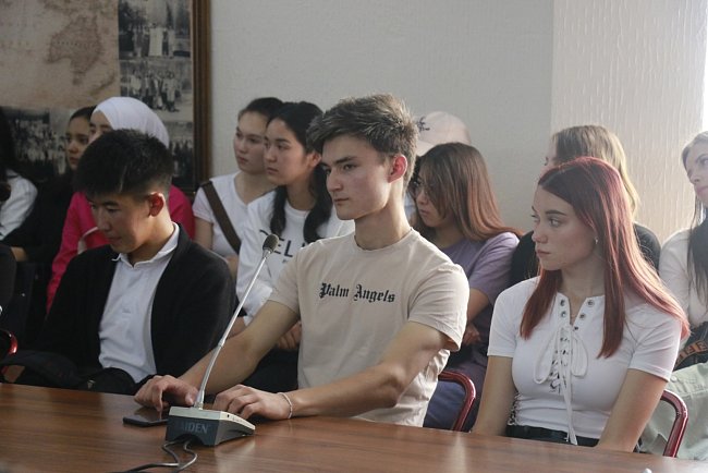 With an oriental flavor: a lecture by the poet Mikhail Sinelnikov was held at KRSU