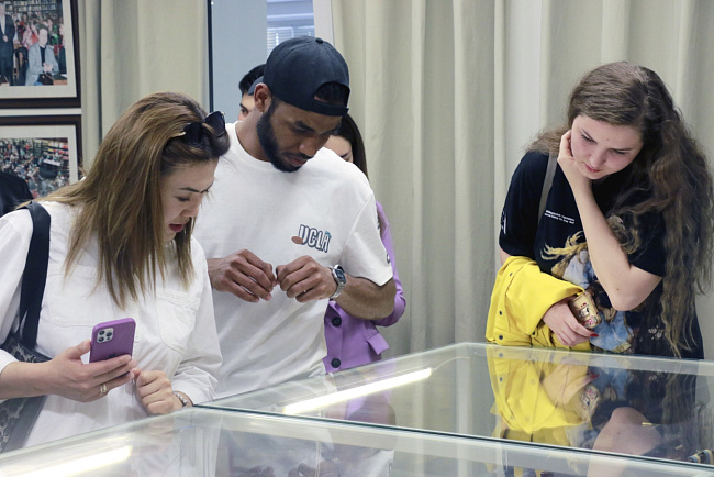 Иностранные студенты КРСУ посетили Дом-музей Ч. Айтматова и Мемориальный комплекс «Ата-Бейит»