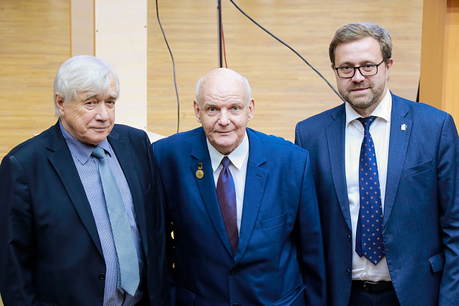 В КРСУ наградили самых преданных сотрудников