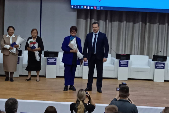 Торжественное вручение сотрудникам КРСУ ведомственных наград и благодарностей Министерства науки и высшего образования Российской Федерации, и Министерства образования и науки Кыргызской Республики"