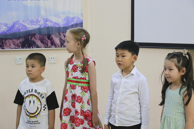 «Послушайте!»: в Бишкеке состоялась премьера концерт-спектакля​, посвященного творчеству В. Маяковского