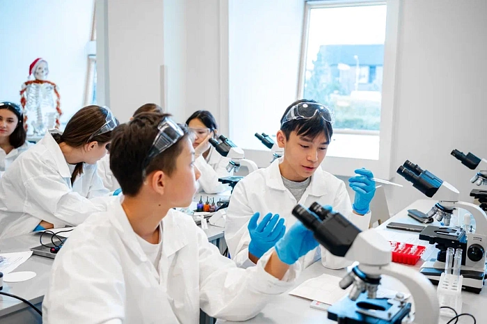 Talented schoolchildren from the Kyrgyz Republic visited the Sirius scientific center in Sochi for the first time