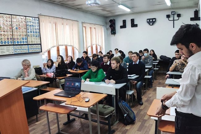 The young researchers discussed modern scientific and technological innovations in English