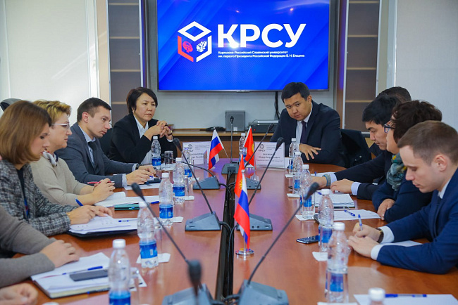 В КРСУ состоялось рабочее совещание с участием представителей аппарата Президента КР и руководства университета