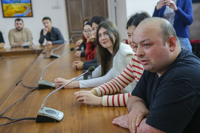The winners of the international Olympiad met with the acting rector of KRSU Sergei Volkov
