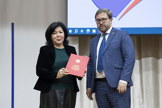 И.о. ректора наградил сотрудников КРСУ в честь 30-летия вуза