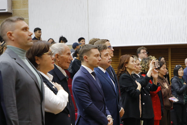В КРСУ прошла торжественная церемония гашения почтовых марок, посвящённых кыргызстанцам Героям Советского Союза