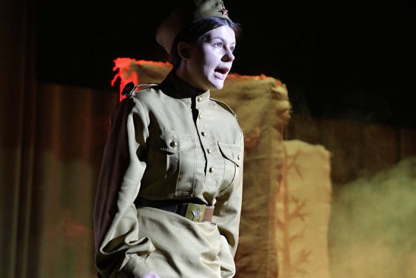 «And the dawns here are quiet»: when the audience stands up and applauds through tears