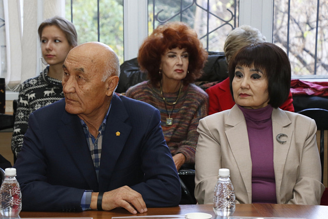 В КРСУ презентовали «Избранные труды» академика Аскара Какеева