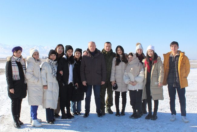 Студенты КРСУ посетили российскую авиабазу в Канте