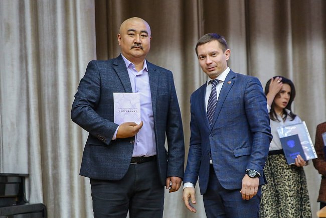 КРСУнун окумуштуулар кеңешинде окуу жана илимий ишмердүүлүктөгү жетишкендиктери үчүн мыкты студенттер жана мугалимдер сыйланышты