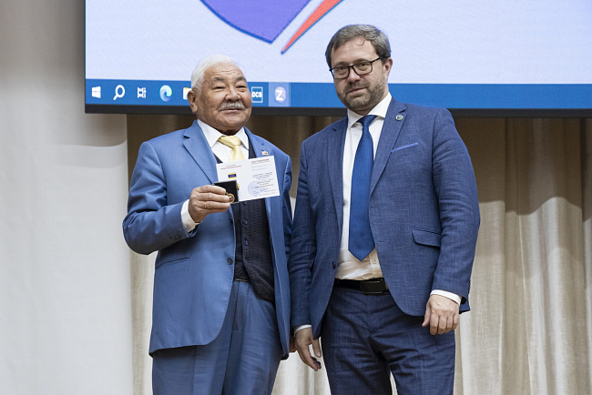 И.о. ректора наградил сотрудников КРСУ в честь 30-летия вуза