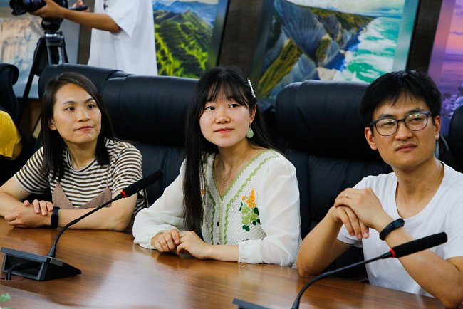 KRSU awarded certificates of completion of Russian language courses to Hong Kong citizens