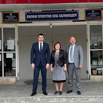 Сибирь федералдык университетинин ректору Максим Румянцев Ош шаарындагы мектеп китепканасына орус классикалык адабиятынын 80 томдон ашык томдугун белекке берди