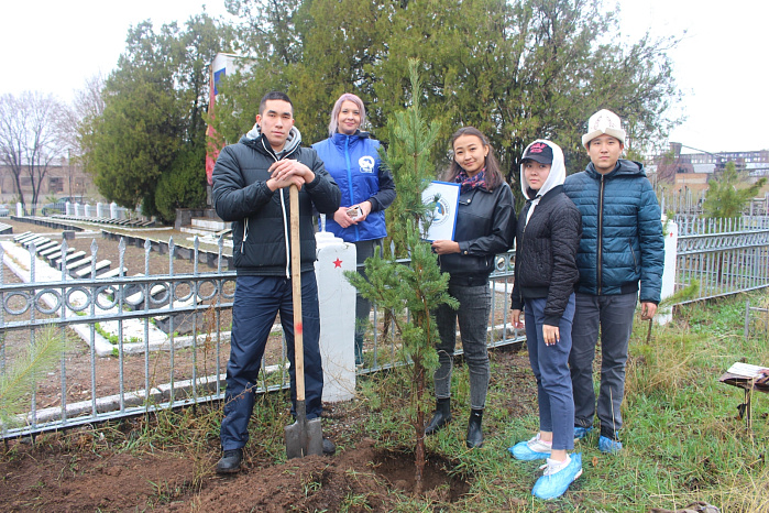 Юристы КРСУ посадили деревья в «Саду Памяти»