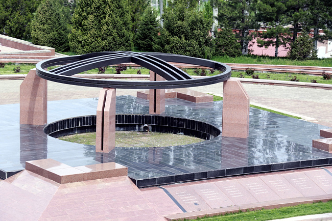 Иностранные студенты КРСУ посетили Дом-музей Ч. Айтматова и Мемориальный комплекс «Ата-Бейит»