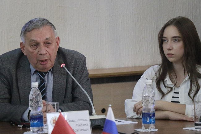 With an oriental flavor: a lecture by the poet Mikhail Sinelnikov was held at KRSU