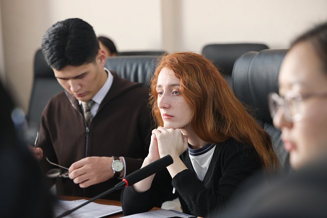 КРСУ жаштар арасындагы деструктивдүү идеологиялардын чакырыктарын талкуулады