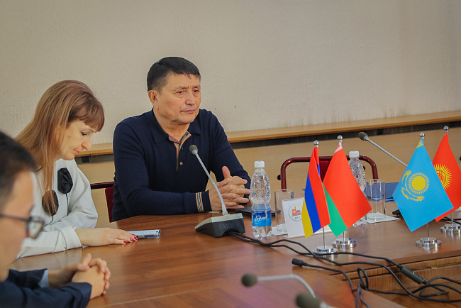 Лекции от судей ЕАЭС в КРСУ