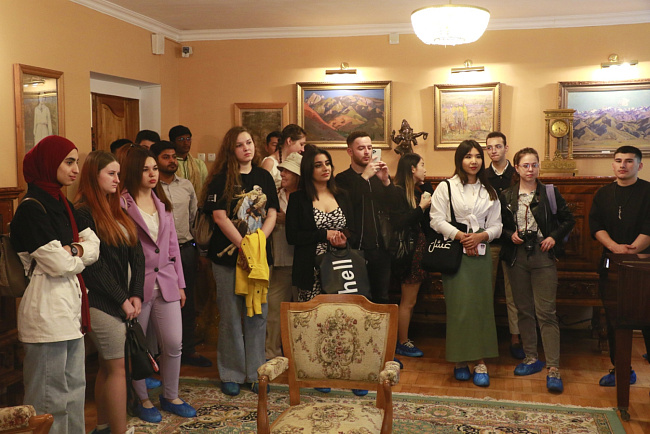 Иностранные студенты КРСУ посетили Дом-музей Ч. Айтматова и Мемориальный комплекс «Ата-Бейит»