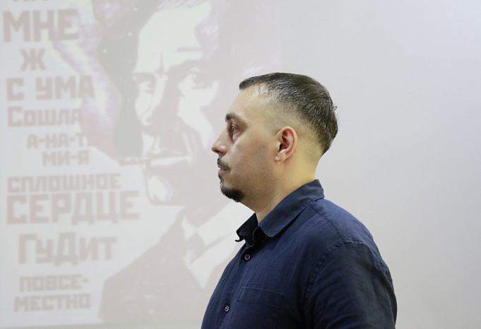 «Послушайте!»: в Бишкеке состоялась премьера концерт-спектакля​, посвященного творчеству В. Маяковского