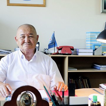 Dean of the Faculty of Humanities A. Bekbalayev was awarded the title «Honored Worker of Education of the Kyrgyz Republic»