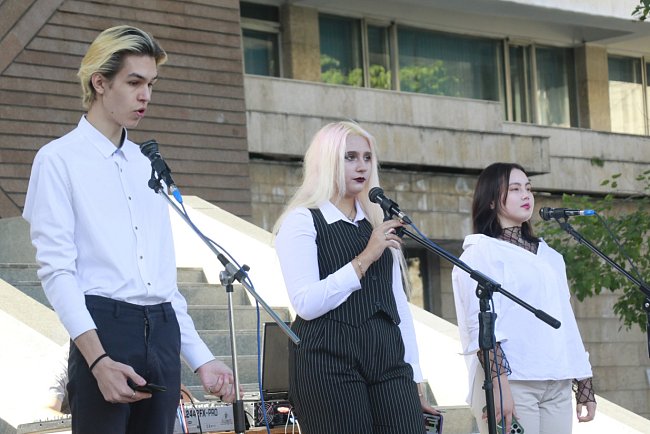 KRSU greeted the freshmen with perky songs and kind parting words