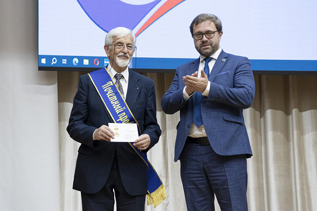 И.о. ректора наградил сотрудников КРСУ в честь 30-летия вуза