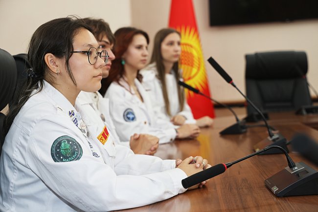 КРСУнун медициналык студенттери бир эле учурда эки өлкөдө жана төрт шаарда — студенттик медициналык отряддарынын эл аралык долбоорлоруна катышат.