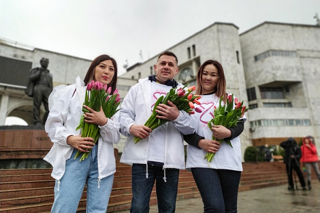 Цветы и поздравления с Днем 8 Марта от волонтеров!