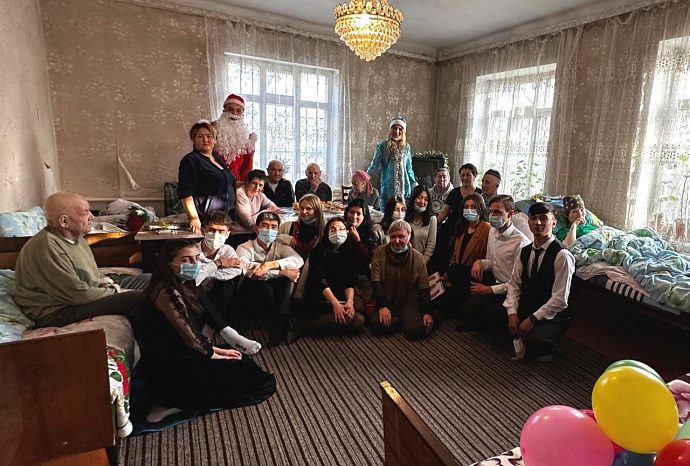 Представители КРСУ навестили пожилых людей перед Новым годом