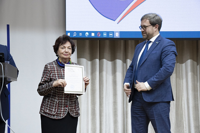 И.о. ректора наградил сотрудников КРСУ в честь 30-летия вуза