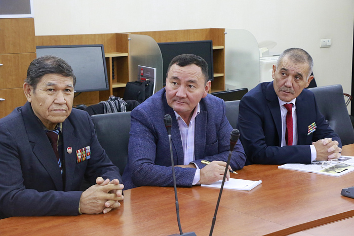 КРСУ передал книги о подвиге в дар стражам кыргызских границ