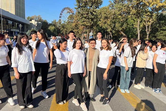 Студенты КРСУ приняли участие во флешмобе на Старой площади в рамках Дня снижения рисков от стихийных бедствий