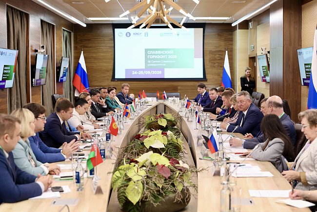 КРСУ славян университеттеринин саммитинде университеттеги трансформацияларды сунуштады