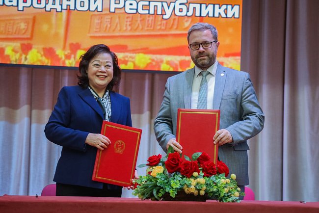 A gala event was held at KRSU to mark the 75th anniversary of the founding of the People's Republic of China and the opening of the Institute of World Languages